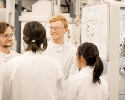 Lab - Scientist in conversation